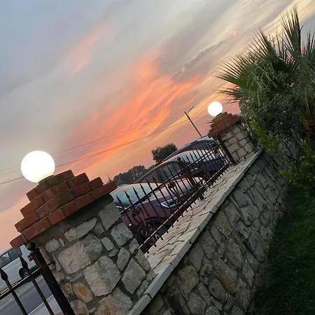 Vila Hotel מלון דירות Velipojë